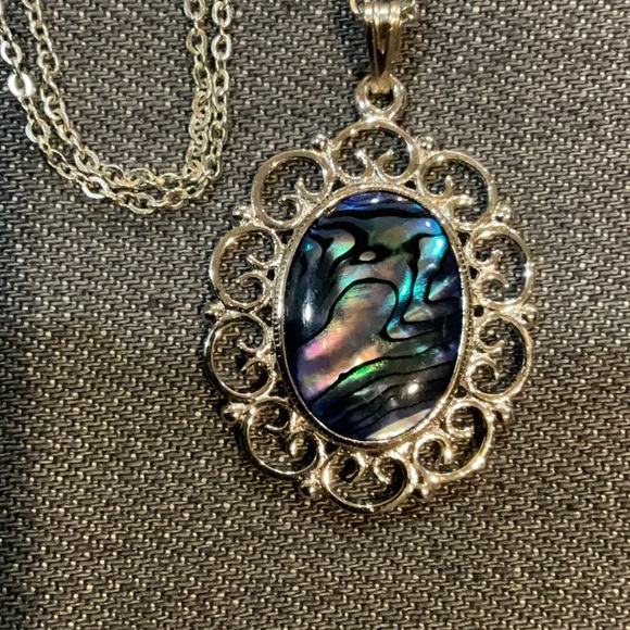 2 necklaces. - Oval necklace, silver tone and silver tone chain 22”. - Picture 2 of 6